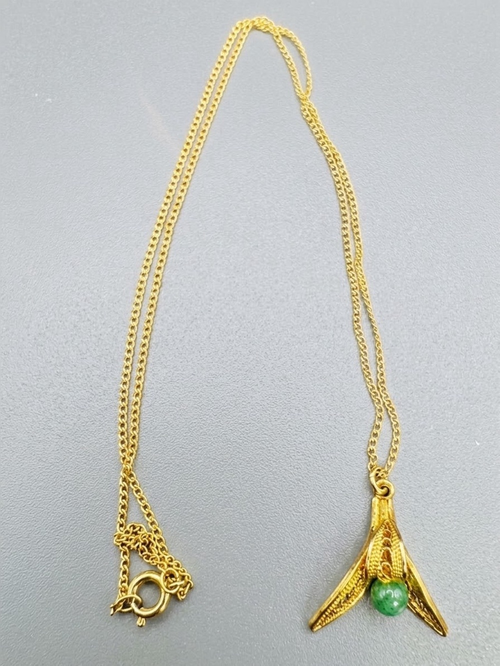Mid-Century Modernist Gold Tone Filigree Green Gemstone Pendant Necklace